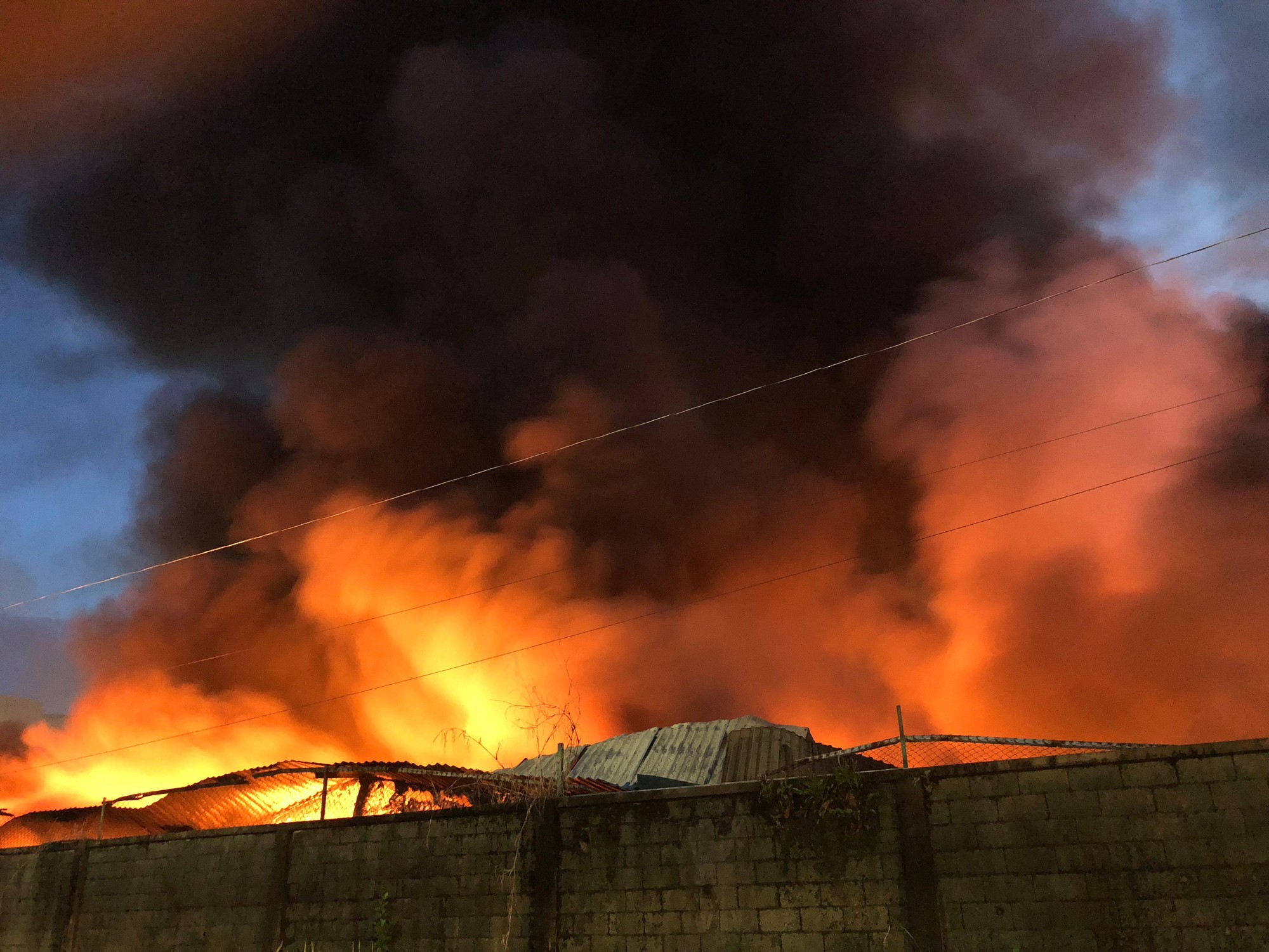 Hiện trường cháy kinh hoàng ở Sài Gòn, 200 cảnh sát PCCC chiến đấu với lửa